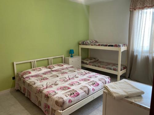 梅利萨诺Casa Gessica的一间卧室配有两张床和一张双层床。