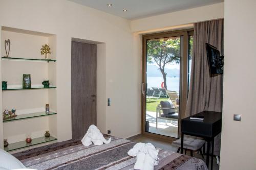 格利法达Glyfada Beach Hotel的一间卧室配有一张床,享有海景