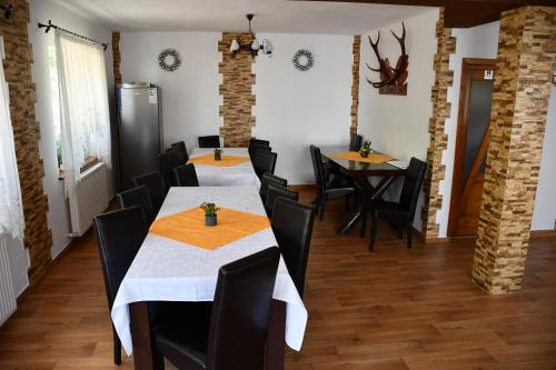 米奥修德萨斯VILA SIMONA的用餐室配有2张桌子和黑色椅子