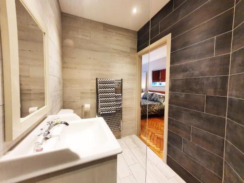 伦敦St Paul's Studios apartment的浴室配有白色水槽和淋浴。