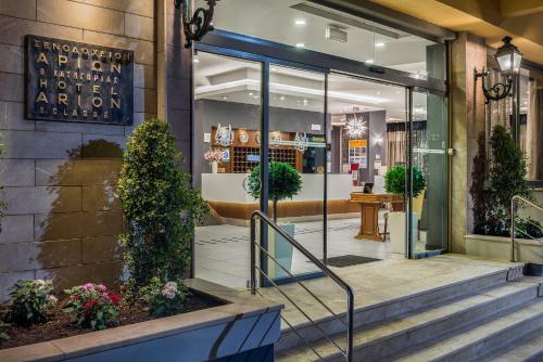 科孚镇阿里昂酒店的商店前方装有玻璃门的商店
