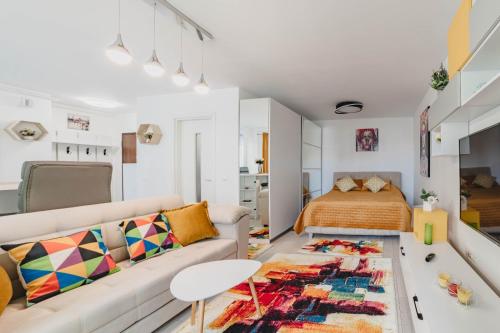布拉索夫Stylish Masterpiece Studio-Parking, Wi-Fi, Netflix的客厅配有沙发和1张床