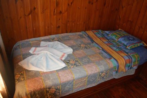 卡尔帕索斯Apartment in Afiartis I的床上有两条毛巾