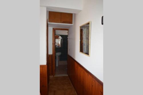 卡尔帕索斯Apartment in Afiartis I的走廊设有楼梯,通往浴室