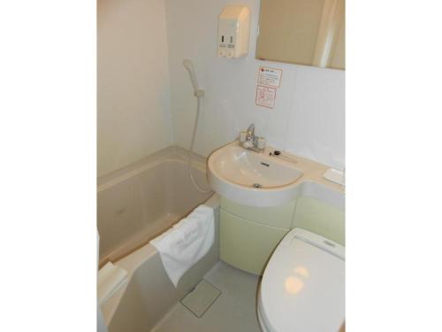 大阪R&B Hotel Umeda East - Vacation STAY 40693v的一间带卫生间和水槽的浴室