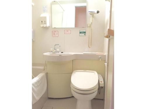 神户R&B Hotel Kobe Motomachi - Vacation STAY 40714v的一间带卫生间和水槽的浴室