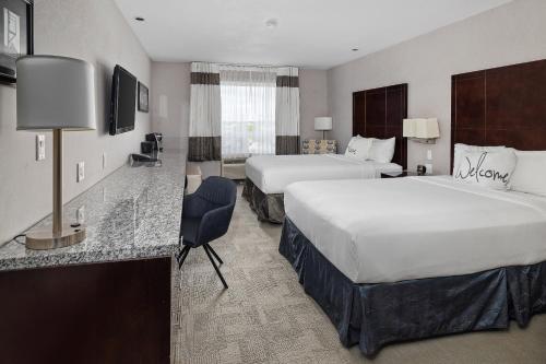 约克顿约克顿如家套房酒店的酒店客房配有两张床和一张书桌