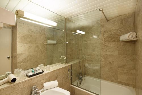 拉马塞拉Alp Hotel Masella的带淋浴、卫生间和盥洗盆的浴室