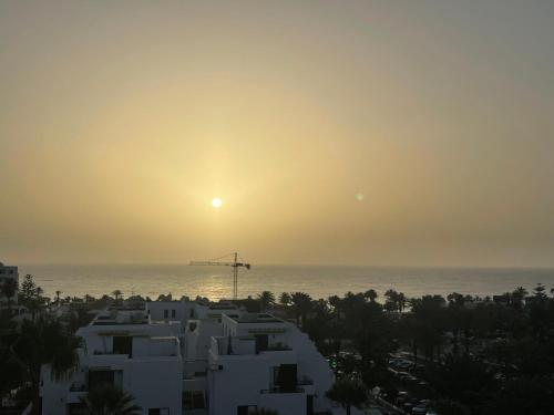 美洲海滩Las Americas Ocean View El Dorado的从大楼的阳台上可欣赏到日落美景