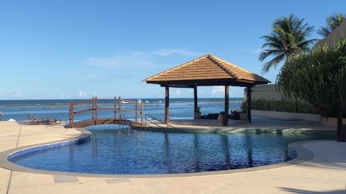 拉巴拉德纳圣米格尔Barra Bali Resort - Barra de São Miguel - Alagoas的毗邻大海的带凉亭的游泳池