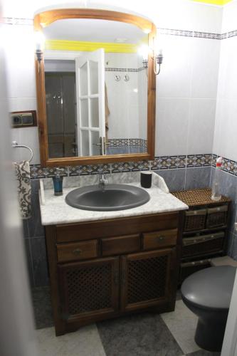 阿雷西费Reducto's Rooms的一间带水槽和镜子的浴室