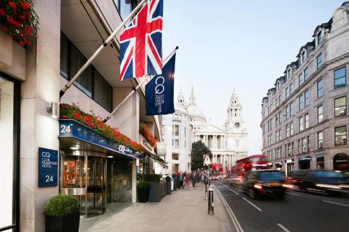 伦敦Club Quarters Hotel St Paul's, London的悬挂在建筑物上的一条有英国国旗的街道