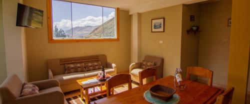 瓦拉斯Departamentos Bellavista La Alborada Huaraz的客厅配有桌椅和窗户。