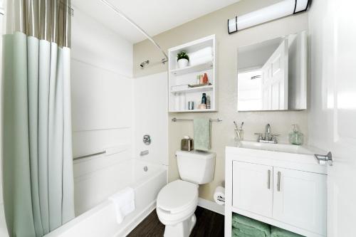 休斯顿InTown Suites Extended Stay Houston TX - Stuebner Airline Rd的白色的浴室设有卫生间和水槽。