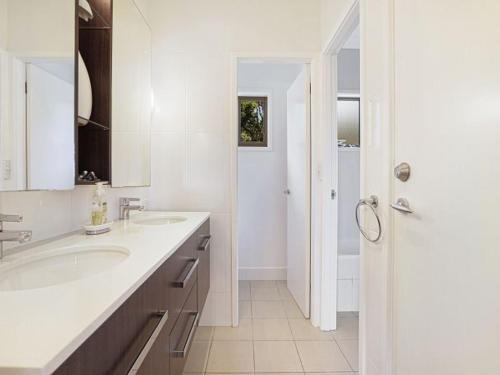 文森提亚Alva Lee by Experience Jervis Bay的白色的浴室设有2个盥洗盆和淋浴。