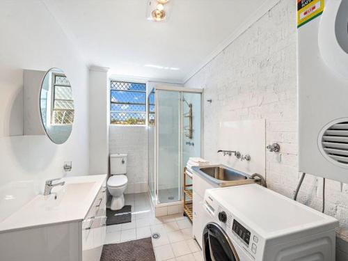 文森提亚Vincentia Retreat by Experience Jervis Bay的白色的浴室内配有洗衣机。