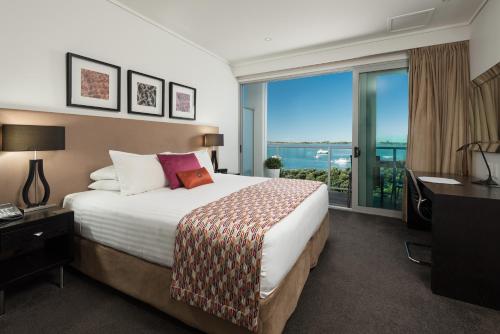 陶朗加德文波特酒店的酒店客房设有一张床,享有海景。
