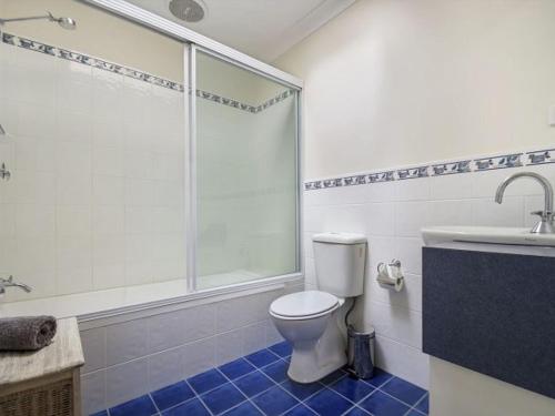 文森提亚Saltbush at Vincentia by Experience Jervis Bay的浴室配有卫生间、淋浴和盥洗盆。