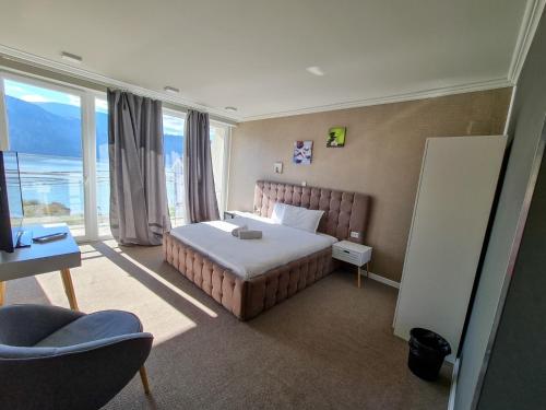 杜博瓦乡La Vella Arena Resort & Spa的酒店客房设有一张床和一个大窗户