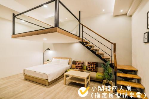 后里柚子民宿的一间卧室设有一张床和一个楼梯