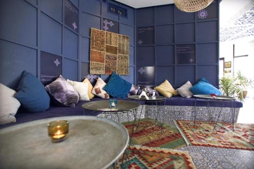 拉夫达Villa Livia Boutique Apartments的客房设有带枕头和桌子的蓝色沙发。