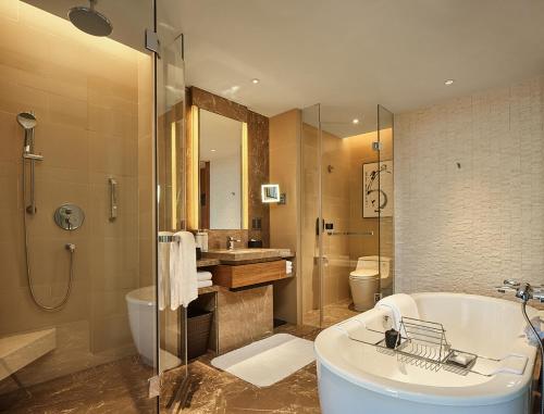 宁波宁波港城华邑酒店的带浴缸、卫生间和盥洗盆的浴室