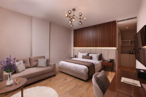 伊斯坦布尔The Pearl Suites的酒店客房,配有床和沙发