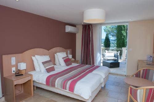 加尔加斯玛德拉图尔酒店的一间带大床的卧室和一个阳台