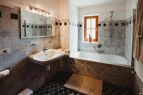 沃兰Apartment Andreas - Gallhof的浴室配有盥洗盆和浴缸。