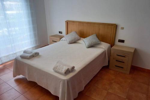 普拉加德阿罗Casa céntrica en Platja d'Aro, a 5min de la playa的一间卧室配有一张床,上面有两条毛巾