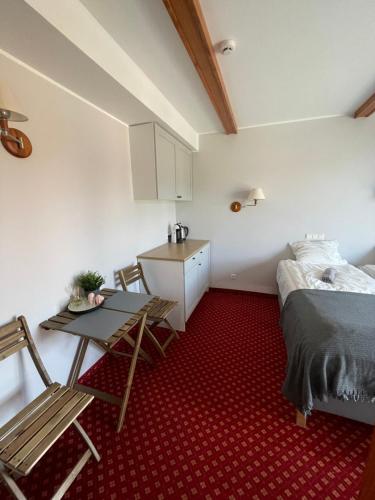 帕兰加Plytų 9的小房间设有一张床、一张桌子和椅子