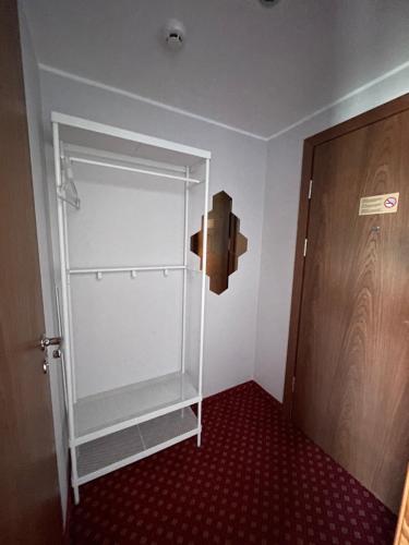 帕兰加Plytų 9的一间房间里带玻璃门的白色衣柜