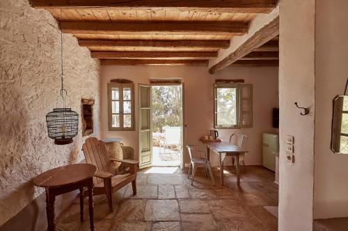 利瓦迪奥Nature Eco Living Serifos的一间带桌椅的房间和一间用餐室