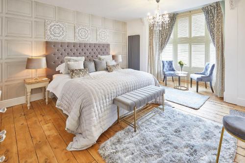 惠特比Host & Stay - Apartment 2, 15 Prospect Hill的一间卧室配有一张带白色床罩的大床