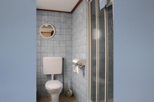 赞德沃特阿罗萨酒店的一间带卫生间和淋浴的浴室