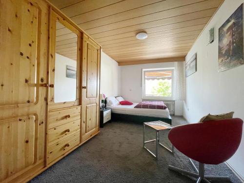 MühlhausenFeWo Royal & Goodness Home的带一张床和窗户的卧室