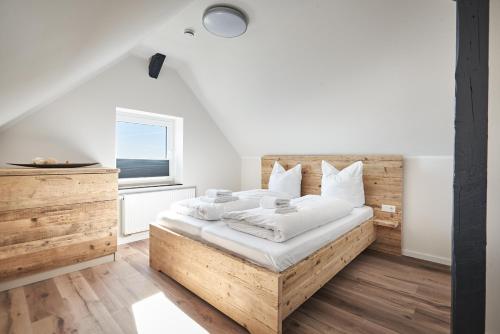 温特贝格Smart Resorts Haus Saphir Ferienwohnung 511的一间卧室设有一张木床和一个窗户。