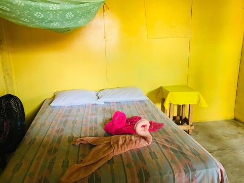 小玉米岛Cool Spot Grace Place的卧室里设有一张床,上面有一只动物