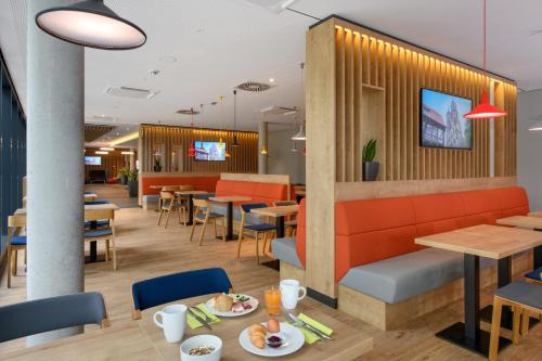 Holiday Inn Express - Goettingen, an IHG Hotel餐厅或其他用餐的地方