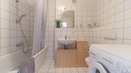科特布斯Central Apartment, 55m2, Kitchen, Washer, Netflix, Parking的一间带水槽、卫生间和淋浴的浴室