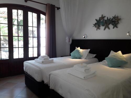 法鲁Monte-Bougainvillea的两张位于酒店客房的床,配有毛巾