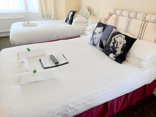 布莱克浦The Albert Hotel Near Winter Gardens的两张位于酒店客房的床,配有毛巾