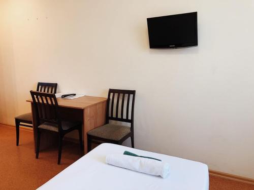 伊热夫斯克以塔马斯酒店的客房设有床、书桌和电视。