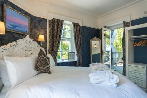 福耶斯休息海湾乡村别墅酒店的卧室配有白色床和毛巾