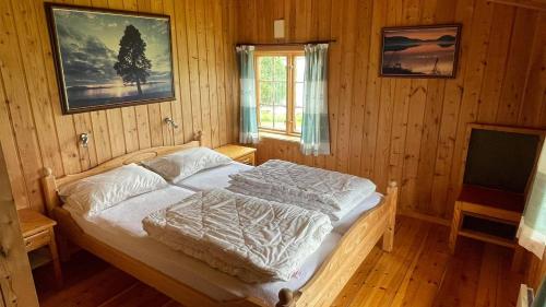 ElgaGammelstua ved Femund的一间卧室配有一张床和一台电视