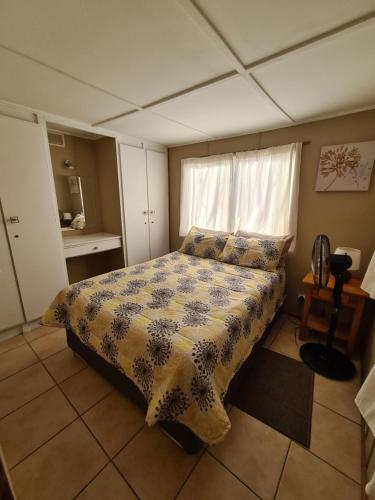 希伯丁Nature's Cottage的一间卧室设有一张床和一个窗口