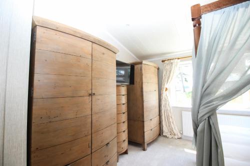 约克Hollicarrs - Kingfisher Lodge的一间卧室设有木门和窗帘