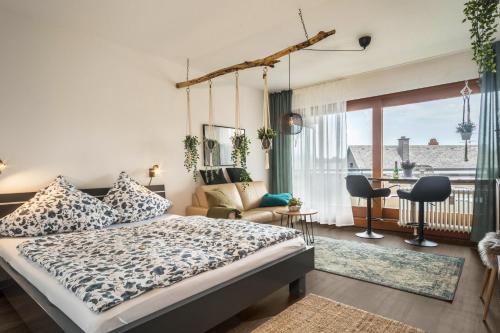 申瓦尔德Heimelig im Hirschen App 240的一间卧室设有一张床和一间客厅。