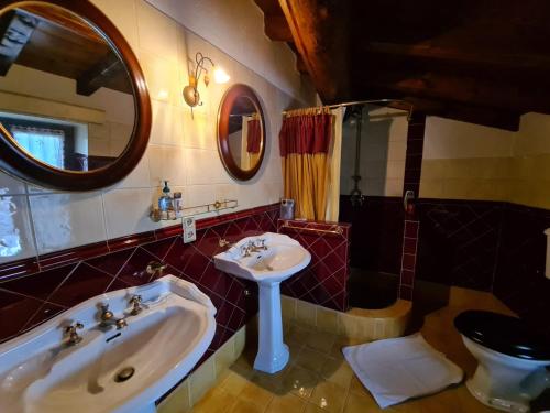 圣塔布罗焦迪瓦尔波利切拉LA TUA CASA IN VALPOLICELLA的一间带两个盥洗盆、淋浴和卫生间的浴室