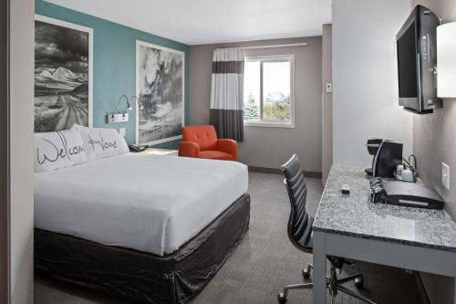 梅迪辛哈特梅迪辛哈特如家汽车旅馆的配有一张床和一张书桌的酒店客房